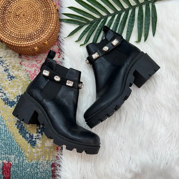 Steve Madden Black Faux Leather Jewel Amulet Chelsea Ankle Boot Booties 10 - Picture 1 of 9